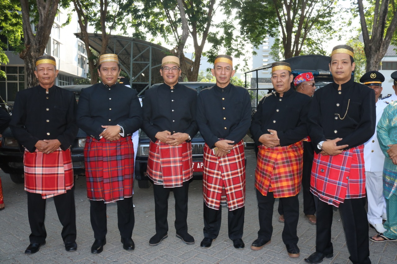 Kenakan Pakaian adat Sulawesi Barat, Pejabat di Diskominfo merasa Percaya Diri